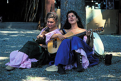 2 women minstrels